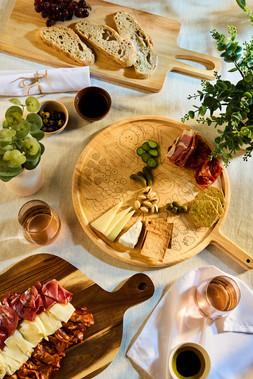 B&M HOME SS26 // CHARCUTERIE B&M HOME SS26 // CHARCUTERIE // ACACIA SERVING PLATTER WITH HANDLE £6 // CHARCUTERIE BOARD £8 // 3PK NEUTRAL PINCH BOWLS £2.50 //