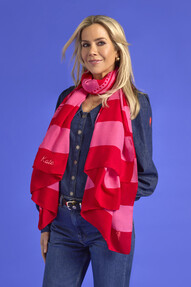 https://blog.prshots.co.uk/contents/archives/3783/1584/images/thumb350x287_auto/scamp-dude_scampanddude_mega-super-scarf-shoot_5828_thumb.jpg