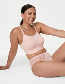 https://blog.prshots.co.uk/contents/archives/98/201/images/thumb350x287_auto/marks_amp_spencer_ms-non-wired-post-surgery-cami-bra-a-h-18-pin__d1fd0_thumb.jpg